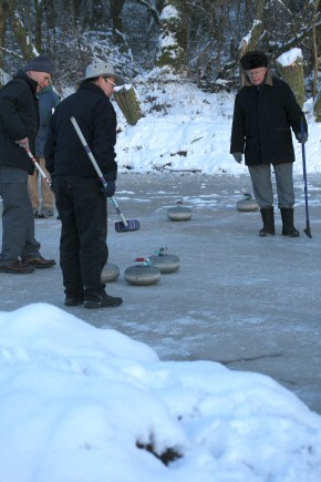 Picture of curling on Drumore Pond, 28 December 2009, 22KB